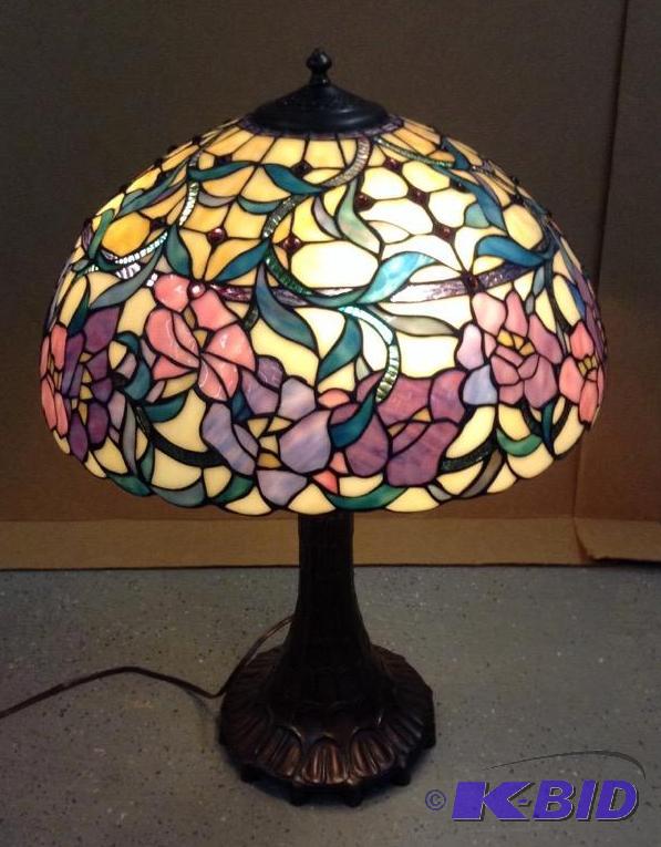 lot 3 image: Beautiful Tiffany Style Table Lamp