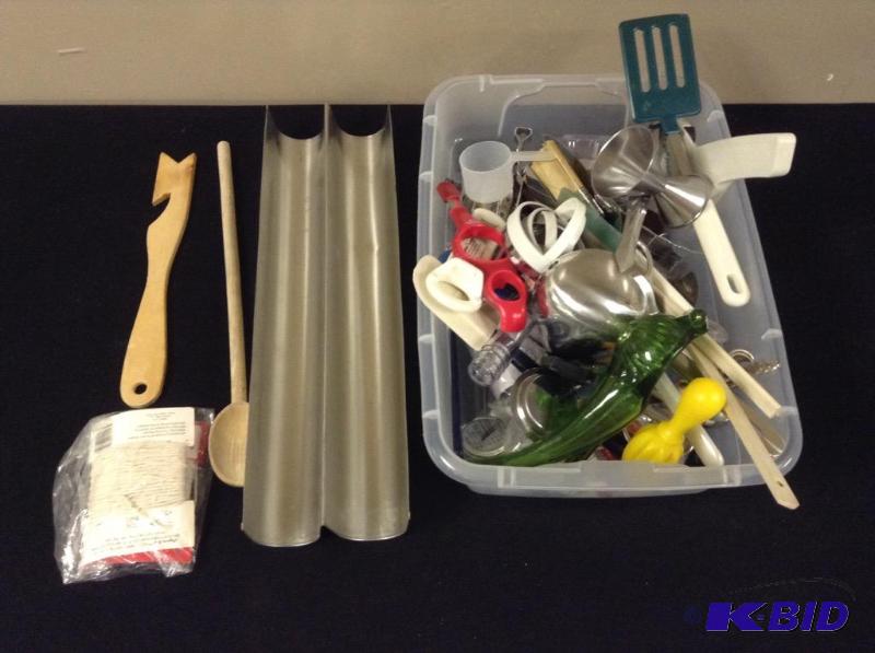 lot 37 image: Lot Kitchen Utensils