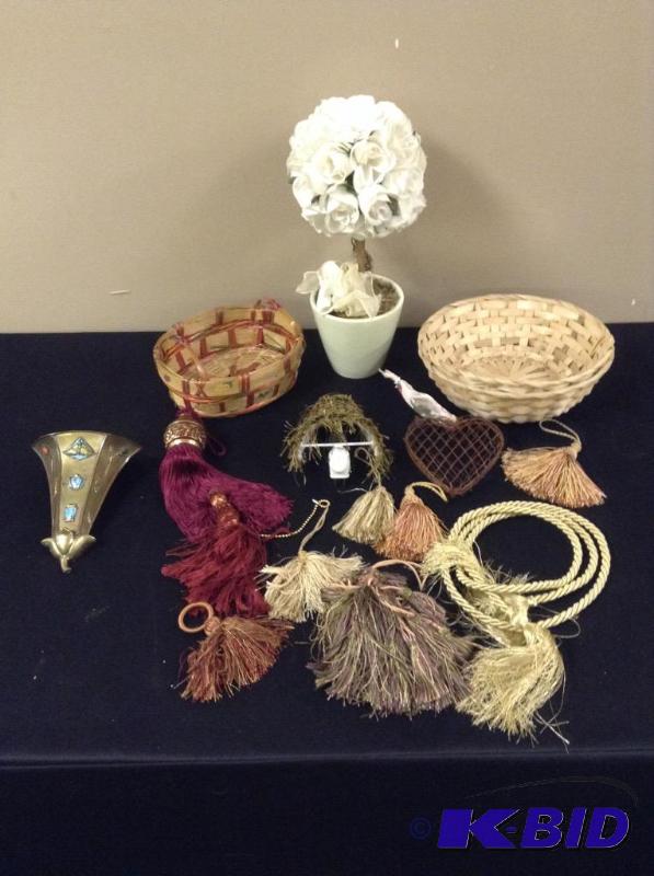 lot 38 image: Tassles, Ties and More