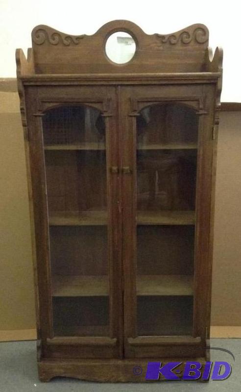 lot 6 image: Vintage Glass Front Curio Cabinet