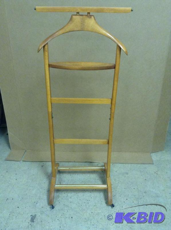 lot 107 image: Gentlemans Wood Butler Valet