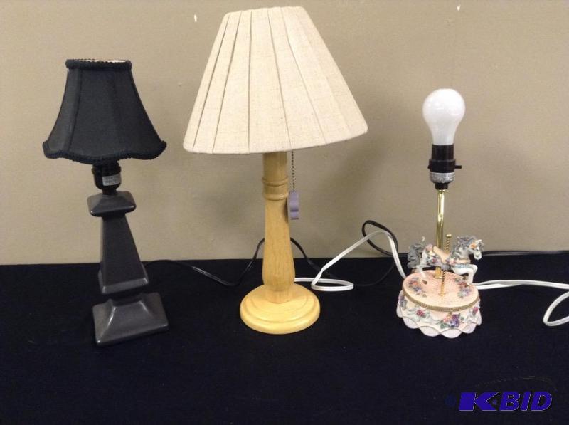 lot 122 image: 3 Desktop Table Lamps