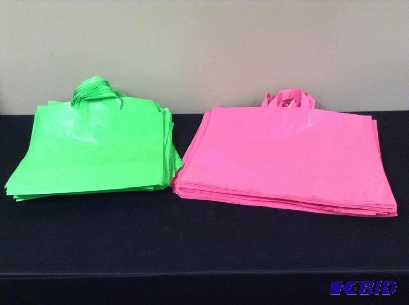 lot 123 image: Large Lot Retail Shopping Bags