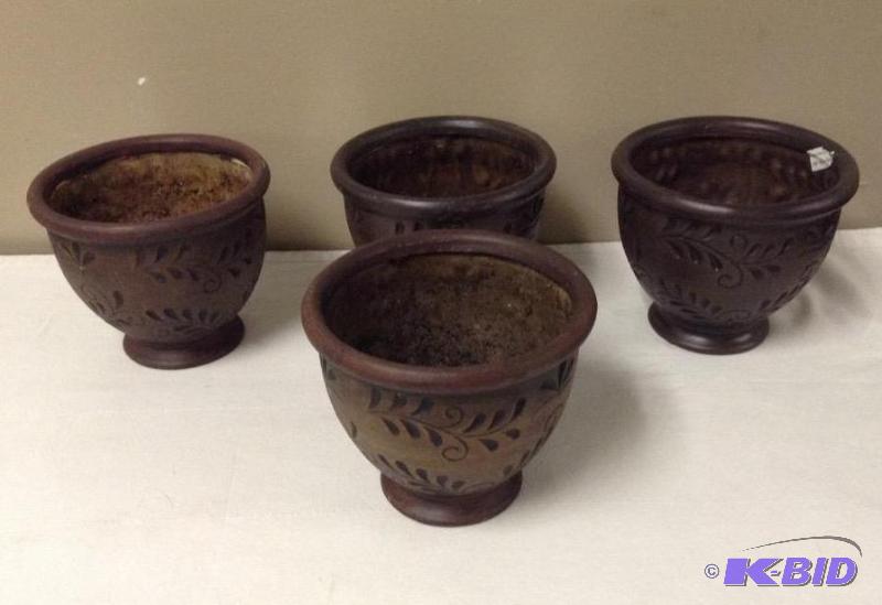 lot 138 image: 4 Old World Style Planters