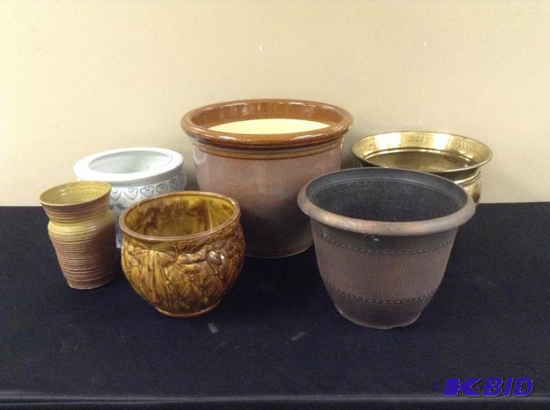lot 142 image: Assortment Outdoor Planters