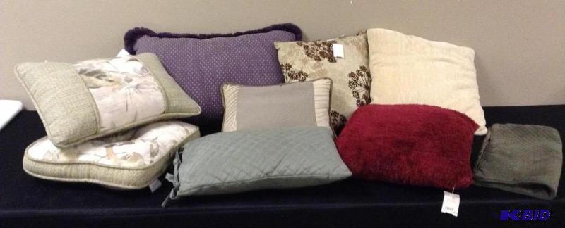 lot 170 image: Large Lot of Accent Throw Pillows