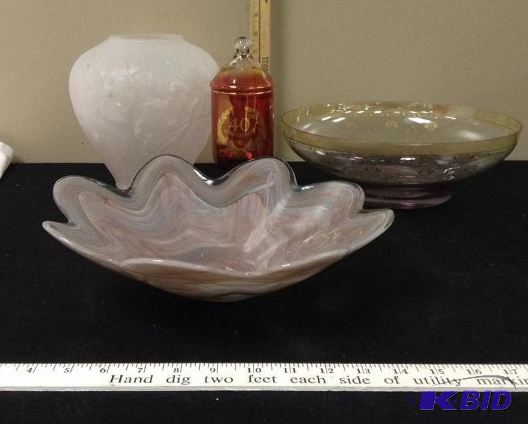lot 176 image: Pretty in Pink Glassware
