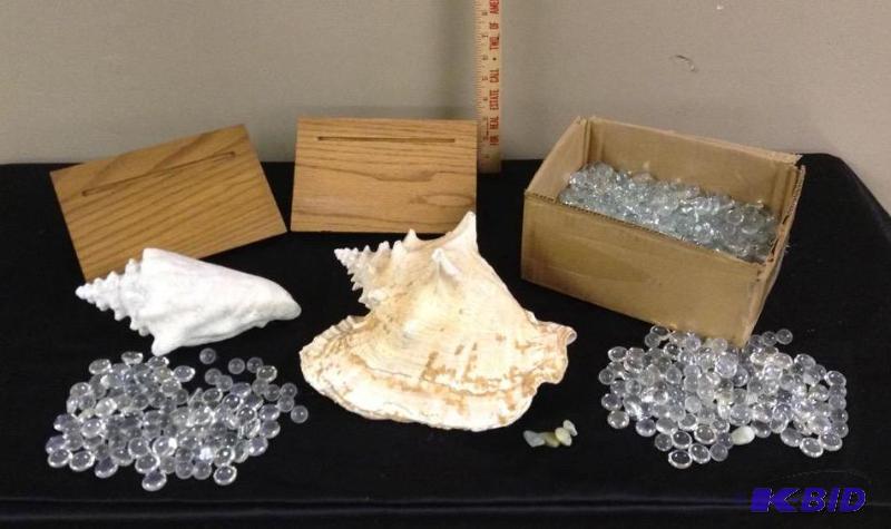 lot 178 image: Display Items