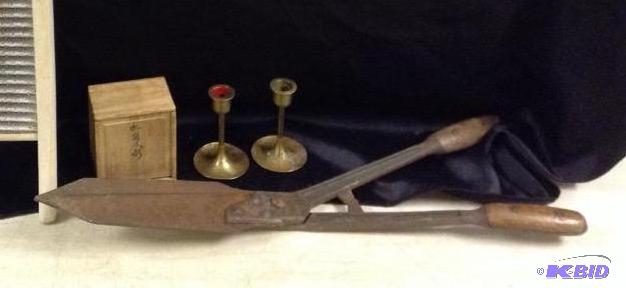lot 180 image: Vintage Collectibles - Primitive