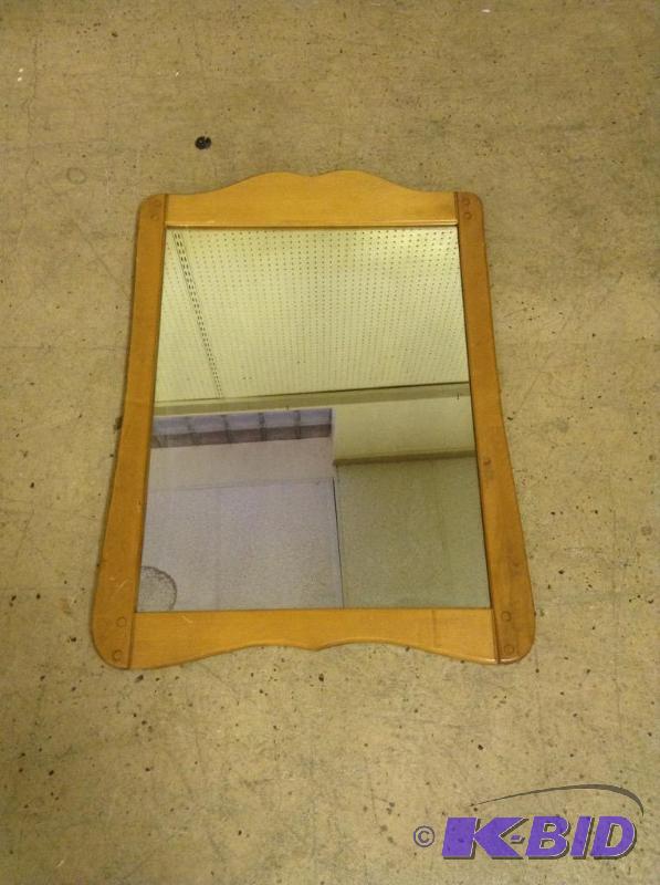 lot 23 image: Vintage Light Wood Framed Mirror