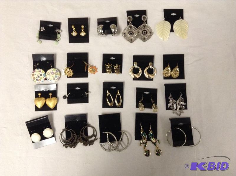lot 27 image: 20 Pair Pierced Fashion Earrings