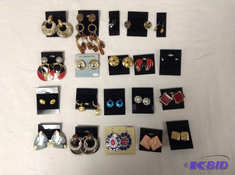 lot 28 image: 20 Pair Pierced Fashion Earrings