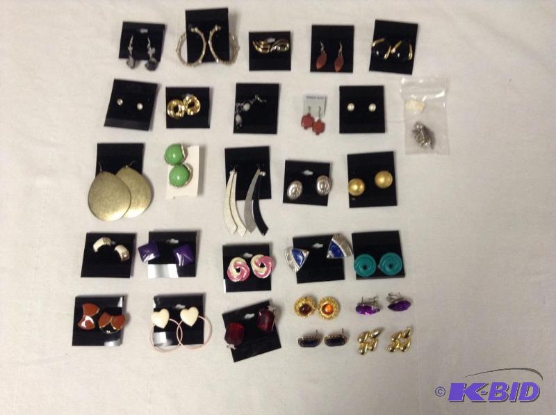 lot 29 image: 28 Pairs Pierced Fashion Earrings