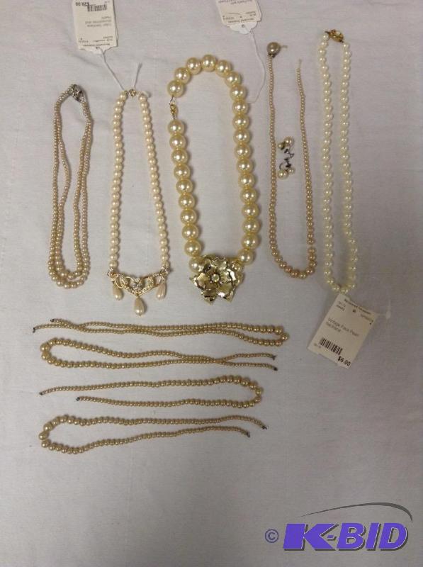 lot 31 image: Pearl Necklaces