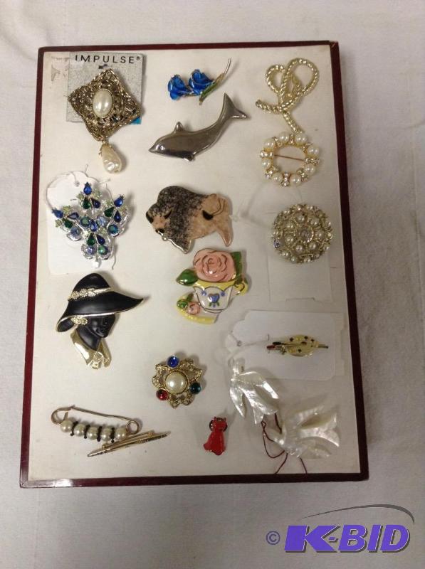 lot 44 image: Collection Brooches & Pins