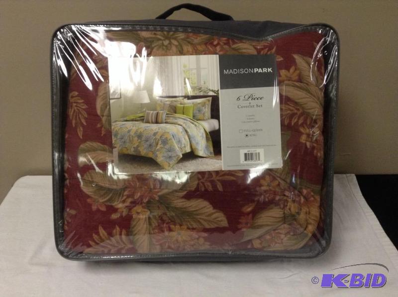 lot 48 image: Madison Park King Size Comforter & Shams