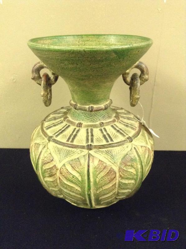 lot 49 image: Very Pretty Leaf Urn Vase