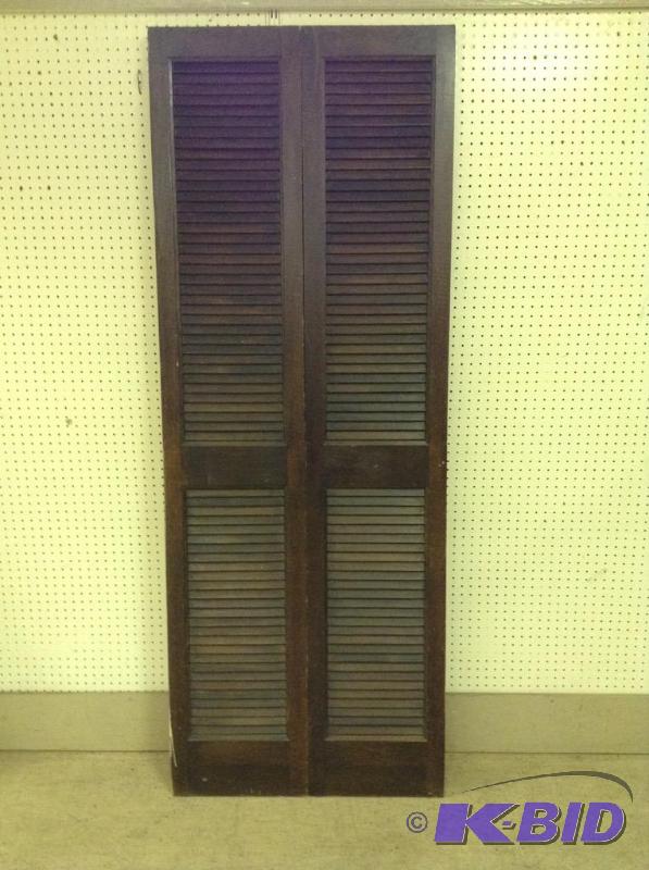 lot 7 image: Vintage Bi Fold Shutter Type Door