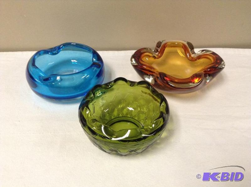 lot 75 image: Vintage Art Glass Ashtrays