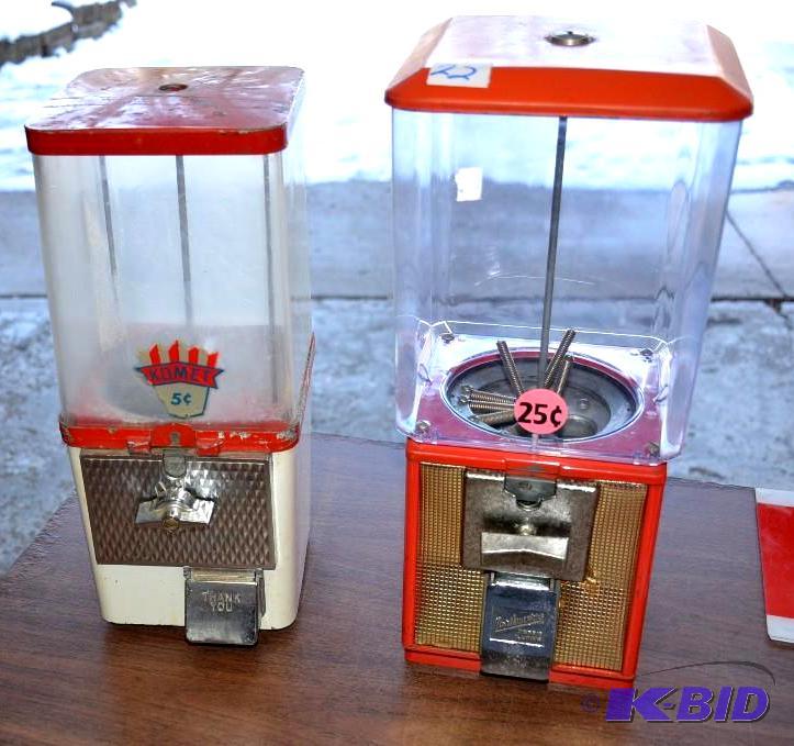 lot 22 image: Vintage Komet&nbsp5 cent gumball machine &am...