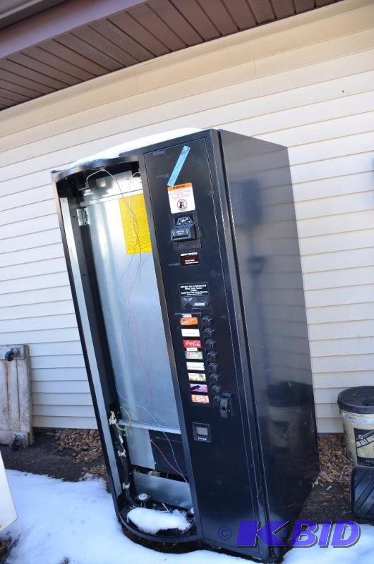 lot 28 image: Newer 8 Selection Pop machine but needs repai...