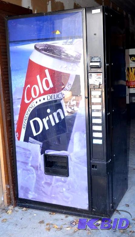 lot 4 image: Royal 552 8 selection can Pop machine with B...