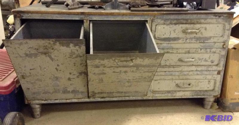 lot 24 image: Industrial Work Bench