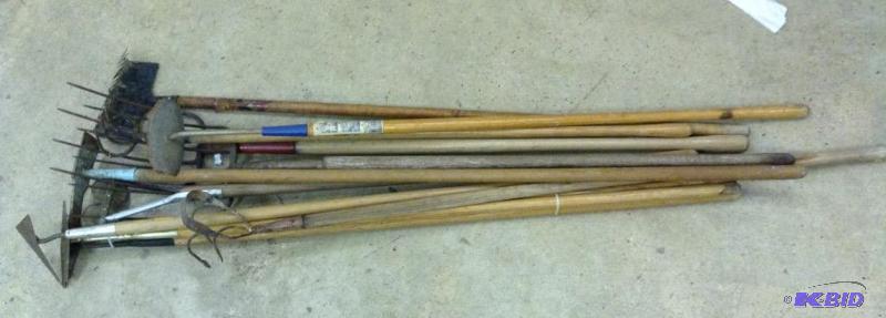 lot 4 image: Lot of Miscellaneous Lawn Garden Implements