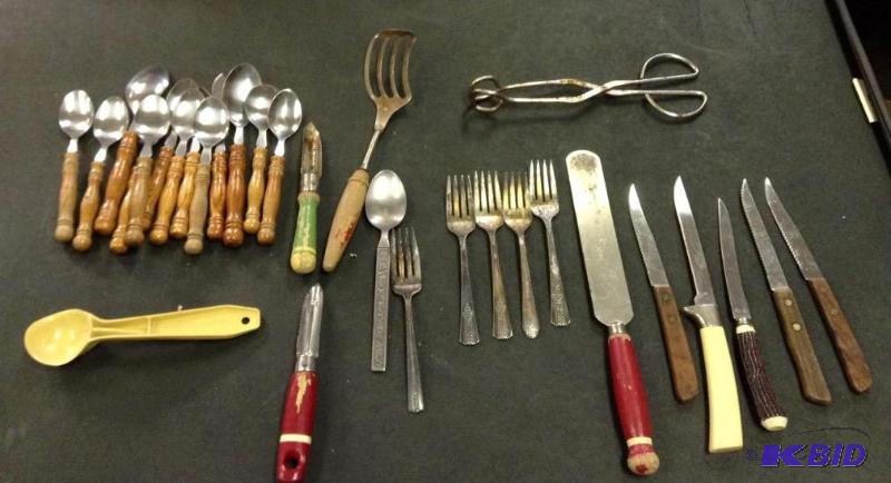 lot 43 image: Assorted Kitchen Drawer Finds