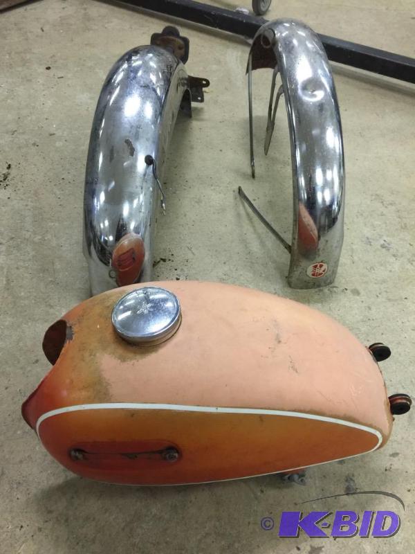 lot 66 image: Yamaha Gas Tank and Fenders