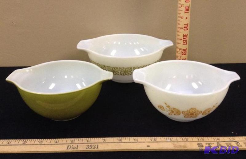 lot 129 image: Three Pyrex Bowls