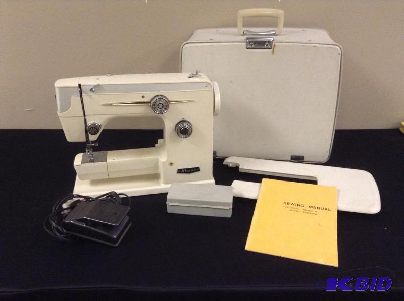 lot 32 image: Riccar Sewing Machine, Accessories & Case