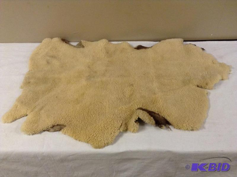 lot 33 image: Sheepskin Rug