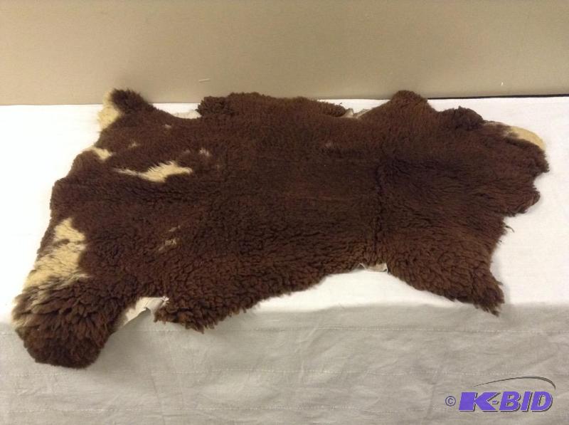 lot 39 image: Sheepskin Rug