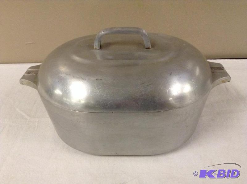 lot 60 image: Vintage Wagner Ware Aluminum Dutch Oven Roaster
