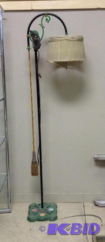 lot 67 image: Art Deco Freestanding Sewing Lamp