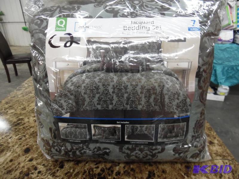 Queen size bedding set