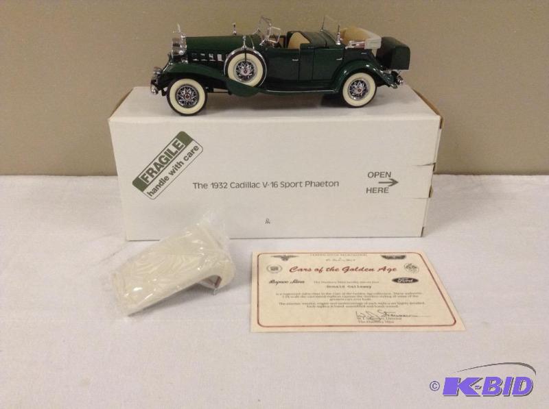 lot 13 image: Danbury Mint Die Cast 124 1932 Cadillac V-16 Sport Phaeton