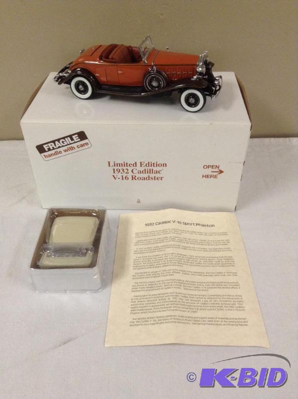 lot 15 image: Danbury Mint Die Cast 124 1932 Cadillac V-16 Roadster