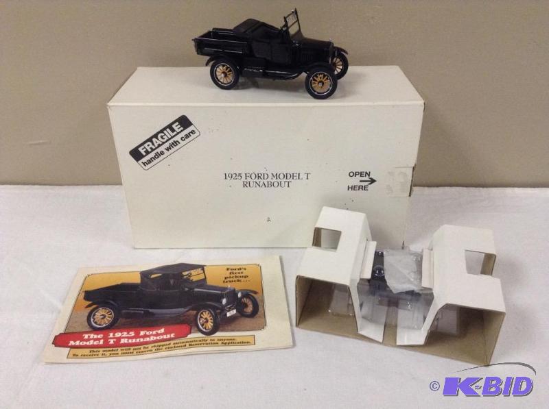 lot 16 image: Danbury Mint Die Cast 124 1925 Ford Model T Runabout