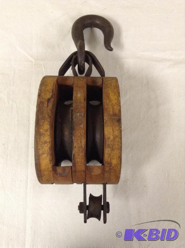 lot 28 image: Large Vintage Wood Block & Tackle Double Pulley