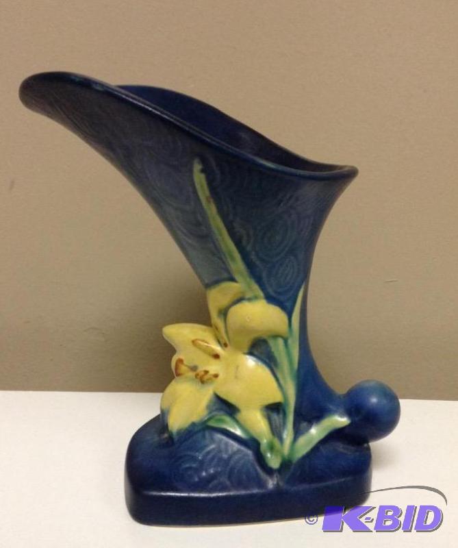 lot 50 image: Vintage Roseville Art Pottery Vase