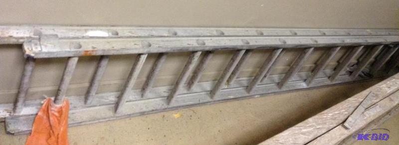 lot 81 image: 24 Aluminum Extension Ladder