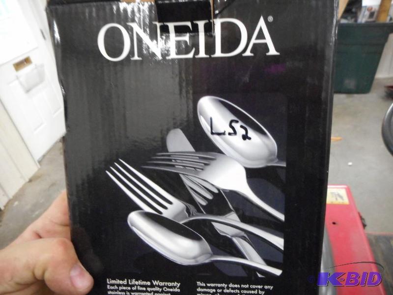 SILVERWARE SET