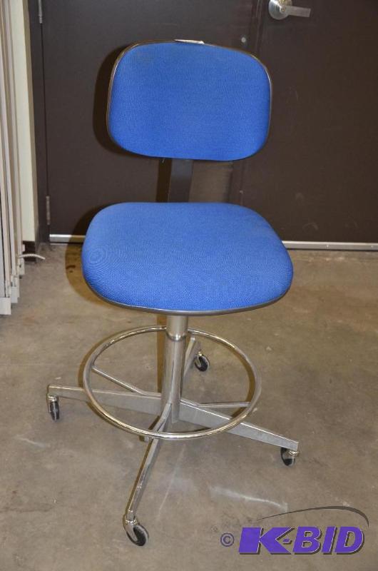 lot 107 image: Swivel office chair...