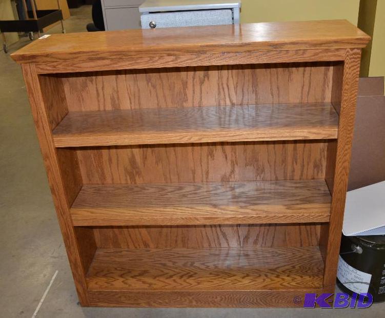 lot 109 image: Sturdy oak wood book shelf with adjustable sh...