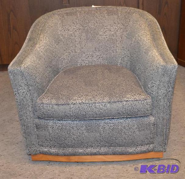 lot 23 image: Swivel Executive Waiting Room Chair...