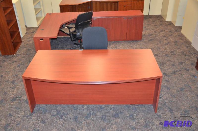 lot 33 image: Wood Desk office suite - desk with drawers 41...