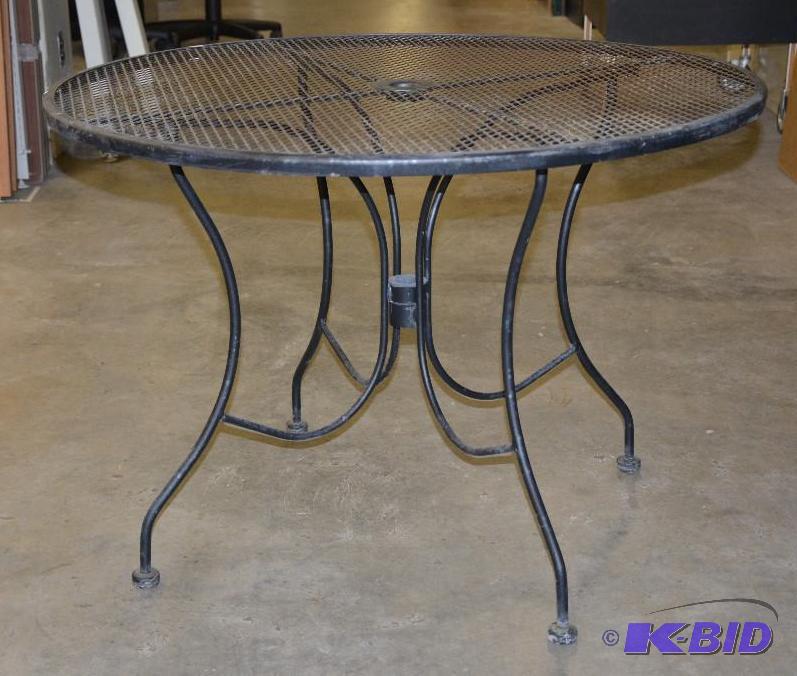 lot 89 image: Round metal patio table 42" diameter. Lo...