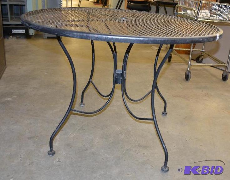 lot 91 image: Round metal patio table 42" diameter. Lo...